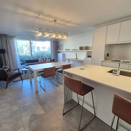 Luxury And Tranquility Within Walking Distance Of The - With Garage Apartment *