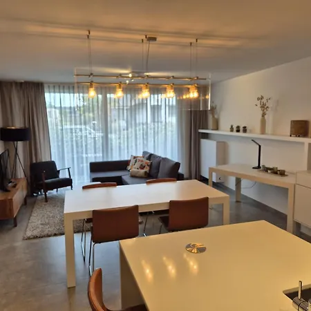 Luxe Inclusief Garage Rustig Gelegen Nabij Zee Lägenhet